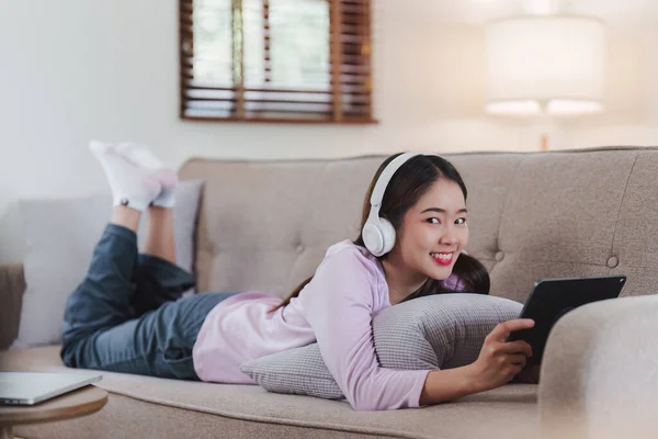 Attractive Asian Woman Resting Comfortable Living Room Using Digital Tablet — Stock Photo, Image