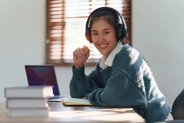 Educação Online Learning Mulher Asiática Roupas Casuais Elegantes Estudando Usando — Fotografia de Stock