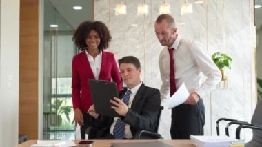 Veri finans raporunun analizi ve yeni başlangıç projesi, grafikler ve grafikler, işletme finansmanı ve muhasebe kavramı hakkında çeşitli yaratıcı tartışmalar grubu. Yüksek kalite 4k görüntü