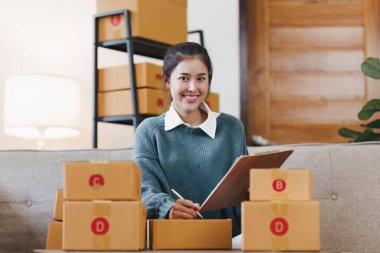 Küçük işletmeler KOBİ 'nin sahibi kadın girişimciler paket, e-iş, pazarlama, çevrimiçi dükkan, sme.