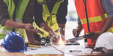 Mimarlık planının planları üzerinde çalışan mimar ve mühendis, bir inşaat projesi çizen mühendis, yeşil enerji kavramı.