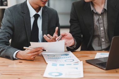 Fon yöneticileri takım danışmanlığı ve yatırım borsasının analizi hakkında tartışmalar. analiz, araştırma finansmanı.