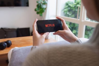 CHIANG MAI, THAILAND 21 APR 2023: iPhone ekranında Netflix logosu. Netflix, televizyon bölümleri ve filmler için uluslararası bir abonelik hizmetidir..
