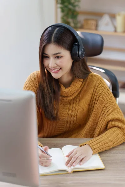 Educação Online Learning Mulher Asiática Roupas Casuais Elegantes Estudando Usando — Fotografia de Stock