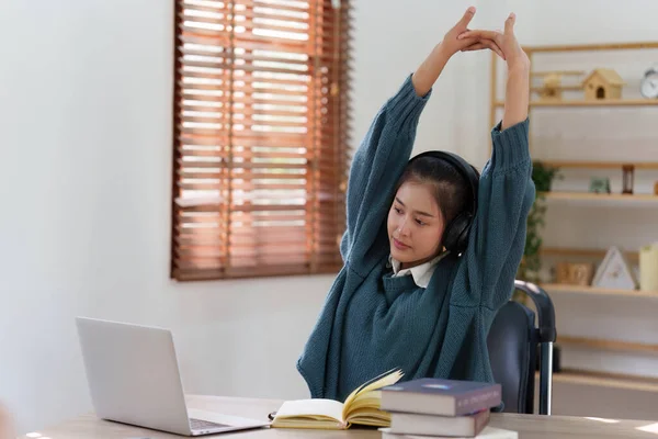 Educação Online Learning Mulher Asiática Relaxante Depois Estudar Usando Laptop — Fotografia de Stock