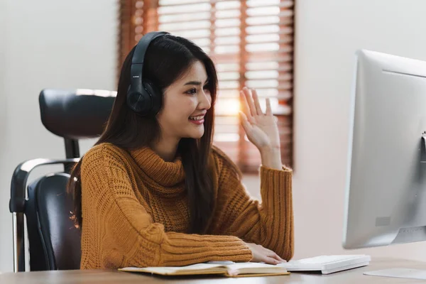 Aziatische Vrouw Met Videogesprek Haar Computer Thuis Luisteren Naar Online — Stockfoto