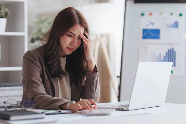 ノートパソコンで働く会計士の女性は ストレス 財務アドバイザーの概念を見てドキュメントを行います — ストック写真