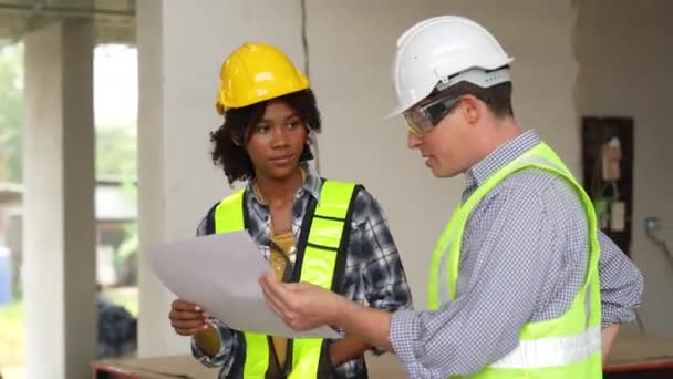 Bauarbeiterin Auf Der Baustelle Amerikanisch Afrikanischer Vorarbeiter Auf Einer Baustelle — Stockvideo