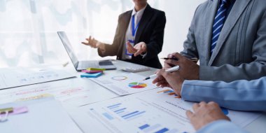 Bir grup iş adamı, Yapay Zeka 'yı finans verilerini analiz etmek ve araştırmak için kullanıyor. Yapay Zeka, Gelecek Teknolojisi Dönüşüm Konsepti.