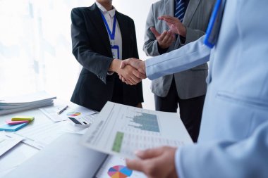 Bir grup iş adamı, Yapay Zeka 'yı finans verilerini analiz etmek ve araştırmak için kullanıyor. Yapay Zeka, Gelecek Teknolojisi Dönüşüm Konsepti.