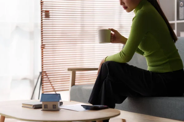 Στρεσαρισμένη Γυναίκα Κάθεται Στον Καναπέ Στο Σπίτι Μελετώντας Και Αναλύοντας — Φωτογραφία Αρχείου