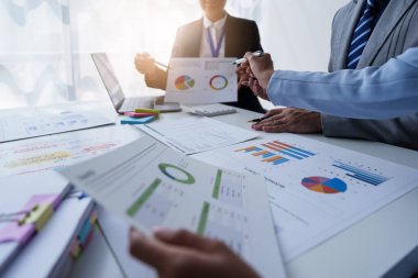 Bir grup iş adamı, Yapay Zeka 'yı finans verilerini analiz etmek ve araştırmak için kullanıyor. Yapay Zeka, Gelecek Teknolojisi Dönüşüm Konsepti.