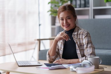 Kadınlar evlerindeki kanepede oturur, ev faturalarını okur, analiz eder ve vergi formlarını teslim ederler...