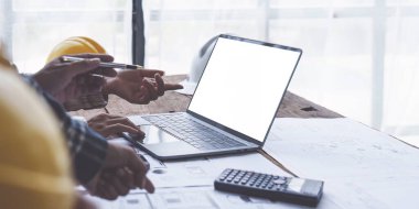 Mimarlık planının planları üzerinde çalışan mimar ve mühendis, bir inşaat projesi çizen mühendis, yeşil enerji kavramı.