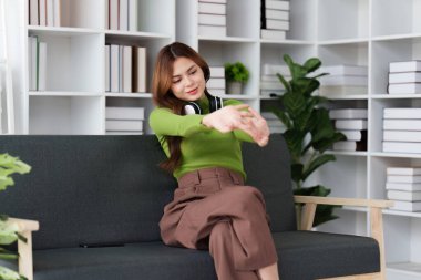 Çekici Asyalı kadın rahat oturma odasında dinleniyor ve cep telefonu kullanıyor, Rahat, Kanepe, Yaşam Tarzı.