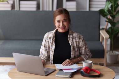 Kadınlar evlerindeki kanepede oturur, ev faturalarını okur, analiz eder ve vergi formlarını teslim ederler...