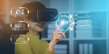 Çekici Asyalı kadın dinlenme odasında dinleniyor ve AR gözlükleri kullanıyor, Rahatla, Kanepe, Yaşam Tarzı, Sanal Gerçeklik Kulaklığı.