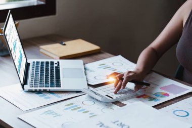 Bilgisayarda çalışan ve belge, vergi, takas, muhasebe ve mali danışman konsepti üzerinde çalışan Asyalı muhasebeci kadın..