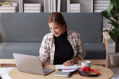 Kadınlar evlerindeki kanepede oturur, ev faturalarını okur, analiz eder ve vergi formlarını teslim ederler...