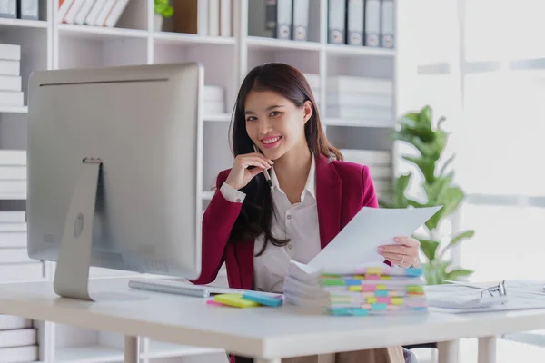 ノートパソコンで働く会計アジアの女性とドキュメントを行う 会計と金融アドバイザーの概念 — ストック写真