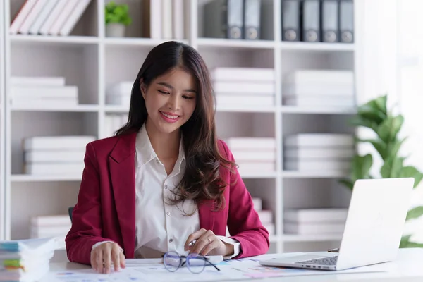 ノートパソコンで働く会計アジアの女性とドキュメントを行う 会計と金融アドバイザーの概念 — ストック写真