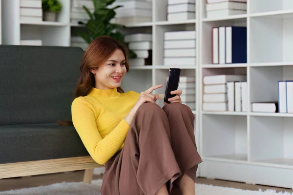 Beautiful Businesswoman Ολοκληρώνει Kyc Χρησιμοποιώντας Ένα Online Τραπεζικό Πρόγραμμα Για — Φωτογραφία Αρχείου