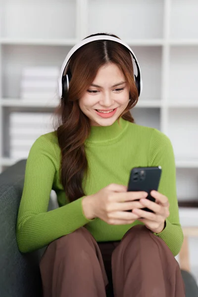 Atraktivní Asijské Ženy Odpočinku Pohodlný Obývací Pokoj Pomocí Mobilního Telefonu — Stock fotografie