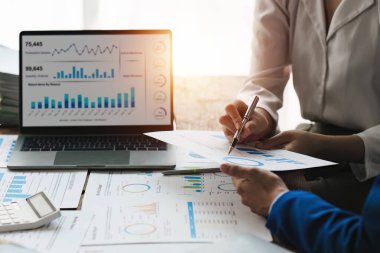 Fon yöneticileri takım danışmanlığı ve yatırım borsasının analizi hakkında tartışmalar. analiz, araştırma finansmanı.