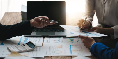 Fon yöneticileri takım danışmanlığı ve yatırım borsasının analizi hakkında tartışmalar. analiz, araştırma finansmanı.