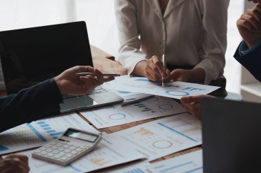 Fon yöneticileri takım danışmanlığı ve yatırım borsasının analizi hakkında tartışmalar. analiz, araştırma finansmanı.