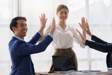 İş Adamları Toplantısı ve Ortaklık ve Başarı Konsepti. İş adamları başarılı iş projelerini kutluyorlar.