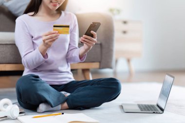 Çevrimiçi mağaza simgesi, internet alışverişi, Asyalı bir kadın sanal ekranda akıllı telefon uygulamasını seçiyor.