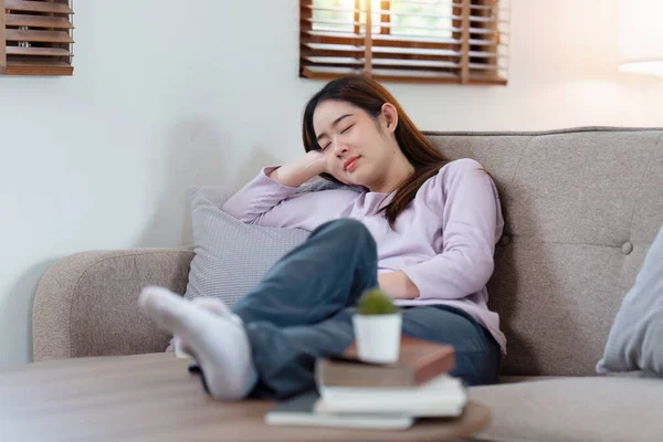 Atractiva Mujer Asiática Descansando Cómoda Sala Estar Dormir Relax Sofá — Foto de Stock