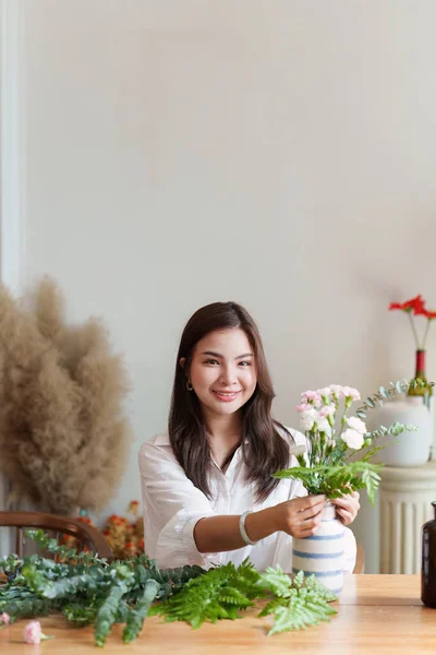 Startup Malý Byznys Květinářství Mladá Krásná Květinářka Dává Květinu Vázu — Stock fotografie