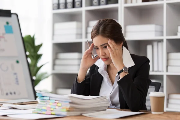 Empleada Sintiéndose Cansada Estresada Con Trabajo Oficina Triste Mujer Trabajadora — Foto de Stock