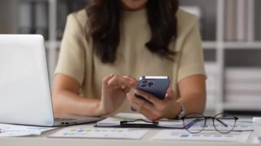 Çekici Asyalı kadın rahat bir oturma odasında dinleniyor ve akıllı telefon kullanıyor, Rahat, Kanepe, Yaşam Tarzı. Yüksek kalite 4k görüntü