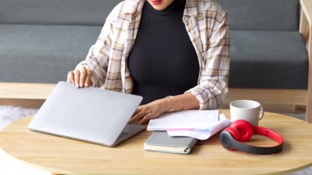 Mujer Contable Que Trabaja Ordenador Portátil Hacer Documento Impuestos Intercambio — Vídeos de Stock