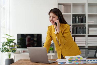 Güzel bir iş kadını cep telefonuyla konuşuyor. Yönetim, planlama ve ağ arama kavramı.