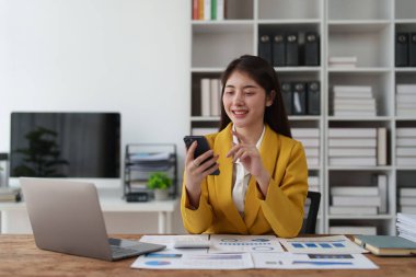 İş adamlarının iş görüşmeleri akıllı telefondan yapılıyor. Toplantı, çevrimiçi kavram tartışması.