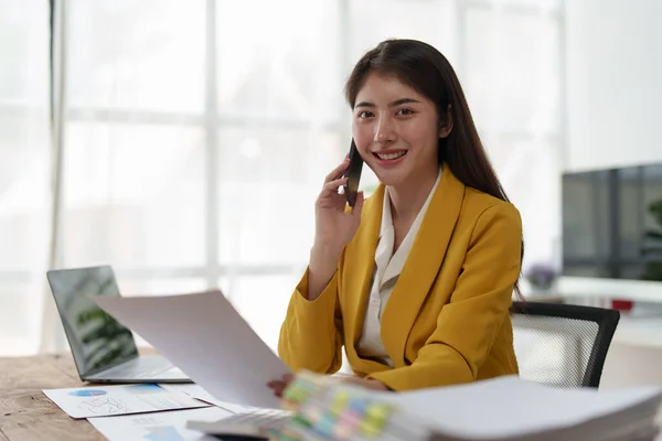 Beautiful Business Woman Talking Mobile Phone Management Planning Networking Phone — 스톡 사진