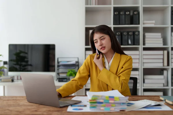 Scadenza Con Giovane Donna Affari Sensazione Concetto Stressato Donna Affari — Foto Stock