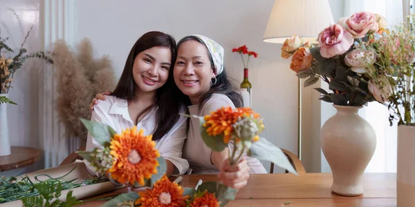 スタートアップ 中小企業 花瓶に花を置く若いと年上の女性花屋 — ストック写真
