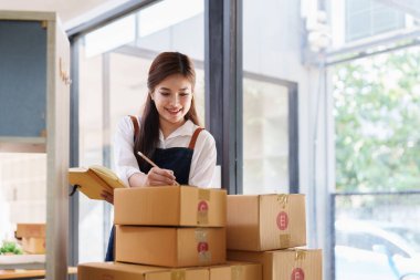 Küçük işletmeler KOBİ 'nin sahibi kadın girişimciler paket, e-iş, pazarlama, çevrimiçi dükkan, sme, girişimciler.