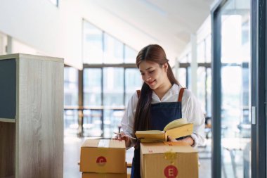 Küçük işletmeler KOBİ 'nin sahibi kadın girişimciler paket, e-iş, pazarlama, çevrimiçi dükkan, sme, girişimciler.