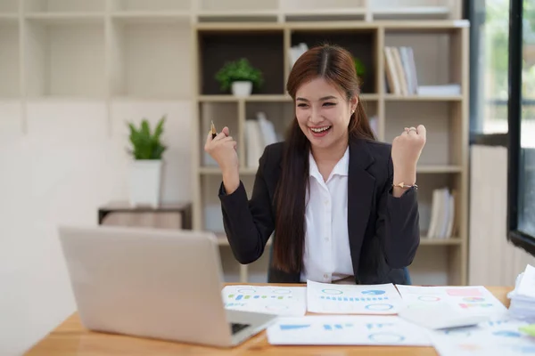 Asya Şadamları Dizüstü Bilgisayar Kullanıyor Zafer Başarıyı Kutluyor Haberler Başarıyı — Stok fotoğraf