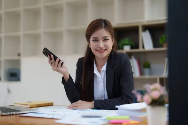 Beautiful Business Woman Talking Mobile Phone Management Planning Networking Phone —  Fotos de Stock