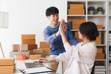 Küçük işletme sahipleri parsel, e-ticaret, pazarlama, çevrimiçi dükkan, sme, girişimciler ile çalışan girişimcileri çiftleştirir.