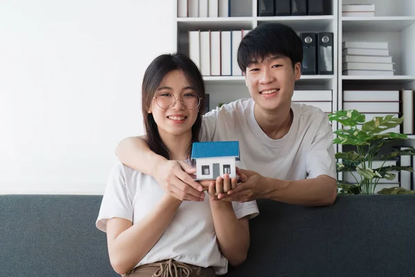 Szczęśliwa Azjatycka Rodzina Młoda Para Trzyma Bank Domu Aby Zaoszczędzić — Zdjęcie stockowe