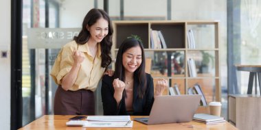 Çeşitli Mutlu İş adamları şirket, takım çalışması, zafer, zafer, başarı konseptini kutluyor.