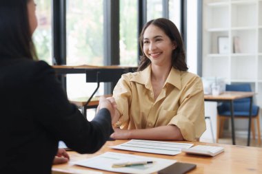 İş adamları el sıkışır. Başarılı iş adamları iyi bir anlaşmadan sonra el sıkışıyorlar. Toplantı konsepti bitiriliyor.